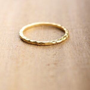 Bague anneau sculpté en plaqué or. Bijou créateur façon mix and matcgh. Disponible acheter boutique paris et en ligne sur notre eshop