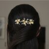 Peigne fleurs doré et perles pastel Monic. Accessoire de cheveux doré et couleurs pour mariée. Acheter en ligne et boutique à Paris