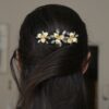 Peigne fleurs doré et perles pastel Monic. Accessoire de cheveux doré et couleurs pour mariée. Acheter en ligne et boutique à Paris