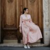 Robe mi-longue satinée couleur pastel. Robe chic pour mariage et évènement à moins de 200€. Acheter en ligne ou en boutique à Paris