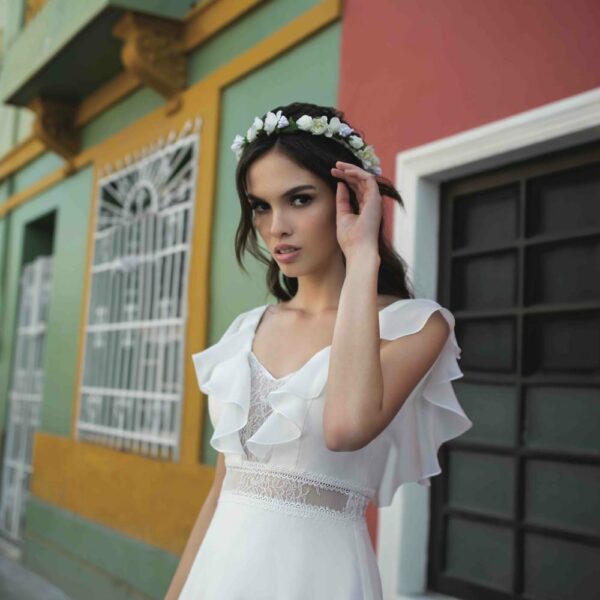 Robe de mariée longue Béatrice Bo'M collection 2020. Robe bohème chic tout en dentelle dans notre boutique mariage à Paris 11ème. Prendre un RDV privé