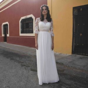 Robe de mariée longue Bianca Bo'M collection 2020. Robe bohème chic tout en dentelle dans notre boutique mariage à Paris 11ème. Prendre un RDV privé