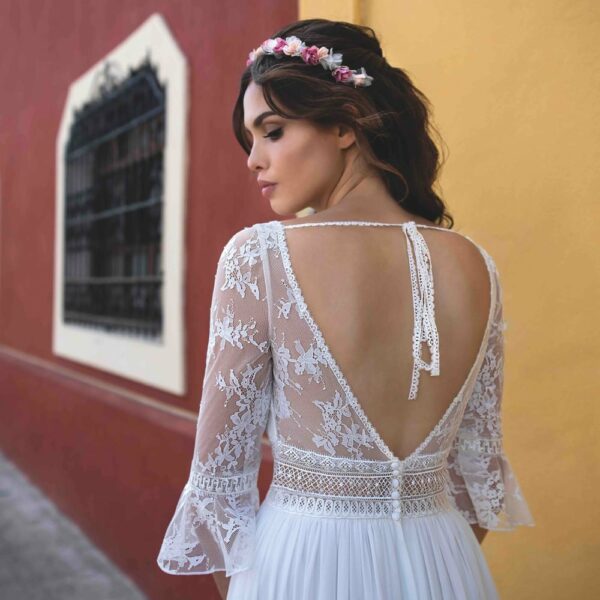 Robe de mariée longue Bianca Bo'M collection 2020. Robe bohème chic tout en dentelle dans notre boutique mariage à Paris 11ème. Prendre un RDV privé
