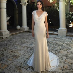 Robe de mariée longue Bettina Bo'M collection 2020. Robe bohème chic tout en dentelle dans notre boutique mariage à Paris 11ème. Prendre un RDV privé