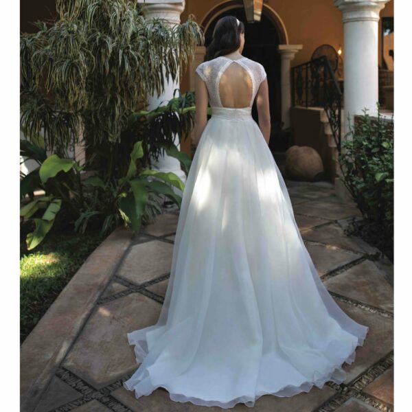 Robe de mariée longue Belle Bo'M collection 2020. Robe bohème chic tout en dentelle dans notre boutique mariage à Paris 11ème. Prendre un RDV privé