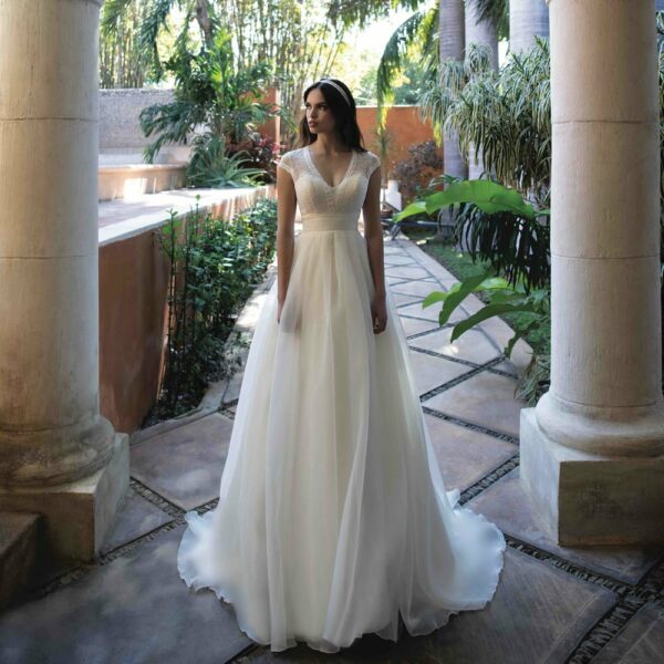 Robe de mariée longue Belle Bo'M collection 2020. Robe bohème chic tout en dentelle dans notre boutique mariage à Paris 11ème. Prendre un RDV privé