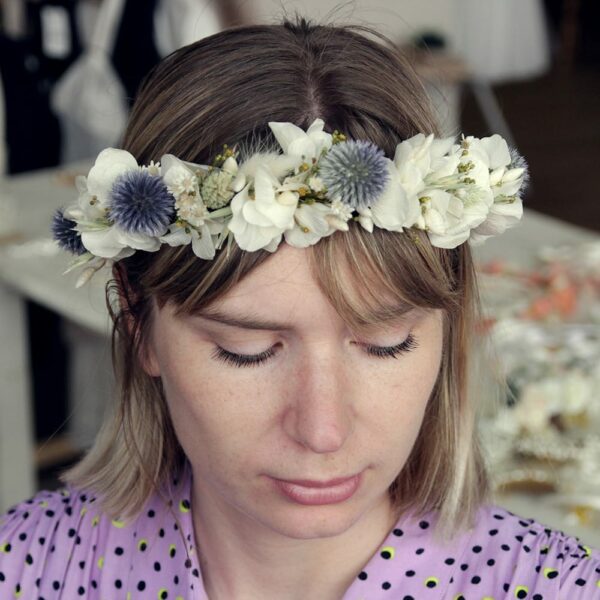 Couronne de fleurs séchées et stabilisées chardons et hortensia ivoire. Accessoires cheveux pour mariée ou témoin. Acheter en boutique à Paris et en ligne