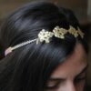 Headband feuilles dorées Monic. Accessoire de cheveux doré et coloré pour mariée. Acheter en ligne sur notre site et dans notre boutique à Paris