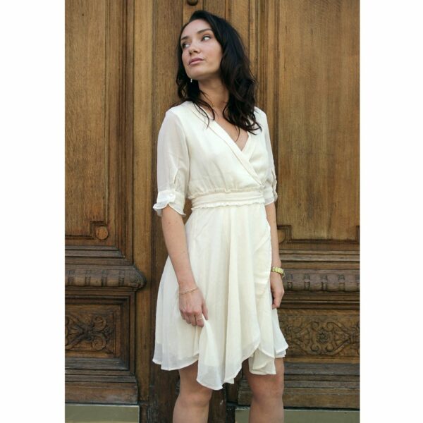 Robe courte ivoire coupe cache-coeur. Robe chic pour mariage et évènement à moins de 100€. Acheter en ligne ou en boutique à Paris