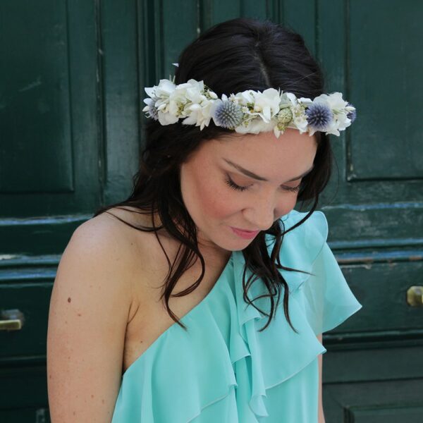 Couronne de fleurs séchées et stabilisées chardons et hortensia ivoire. Accessoires cheveux pour mariée ou témoin. Acheter en boutique à Paris et en ligne