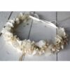 Couronne de fleurs séchées et stabilisées écru et ivoire. Accessoires cheveux pour mariée ou témoin. Acheter en boutique à Paris et en ligne