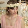 Couronne de fleurs séchées et stabilisées écru et ivoire. Accessoires cheveux pour mariée ou témoin. Acheter en boutique à Paris et en ligne