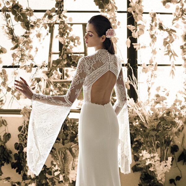 Robe de mariée longue Pia Metropolitan collection 2020. Robe boho chic tout en dentelle dans notre boutique mariage à Paris 11ème. Prendre un RDV