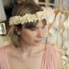 Couronne de fleurs séchées et stabilisées écru et ivoire. Accessoires cheveux pour mariée ou témoin. Acheter en boutique à Paris et en ligne