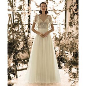 Robe de mariée longue Paola Metropolitan collection 2020. Robe bohème chic tout en dentelle dans notre boutique mariage à Paris 11ème. Prendre un RDV privé