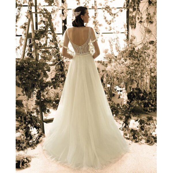 Robe de mariée longue Paola Metropolitan collection 2020. Robe bohème chic tout en dentelle dans notre boutique mariage à Paris 11ème. Prendre un RDV privé
