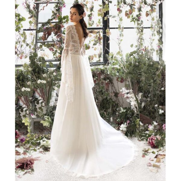 Robe de mariée longue Clara Metropolitan collection 2020. Robe bohème chic tout en dentelle dans notre boutique mariage à Paris 11ème. Prendre un RDV privé