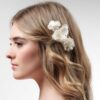 Peigne de fleurs stabilisées blanches orné de strass Poirier. Accessoire de cheveux mariée fleuri pour mariage. Acheter boutique Paris et en ligne