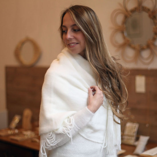 Cape Maille Ivoire En Laine Pour Mariee Pivoines And Love