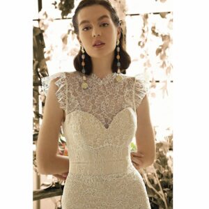 Robe de mariée longue Gabriella Metropolitan collection 2020. Robe boho chic tout en dentelle dans notre boutique mariage à Paris 11ème. Prendre un RDV