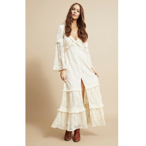 Amenapih Robe longue écru en dentelle Jorma par Amenapih. Robe bohème et cowboy à la fois pour mariée décalée. Acheter boutique Paris et en ligne