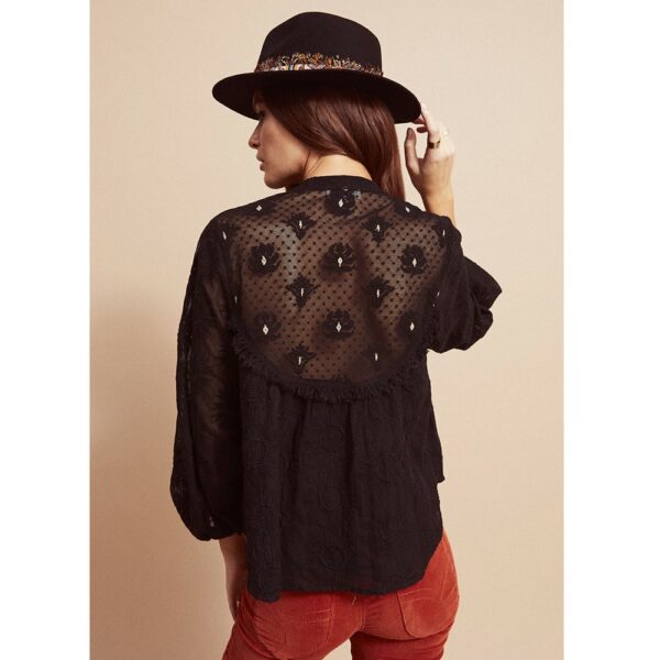 Amenapih Blouse manches longues noire en dentelle Lupin. Top bohème et cowboy à la fois pour femme stylée automne. Acheter boutique Paris et en ligne