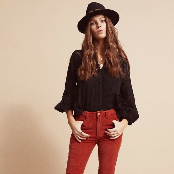 Amenapih Blouse manches longues noire en dentelle Lupin. Top bohème et cowboy à la fois pour femme stylée automne. Acheter boutique Paris et en ligne