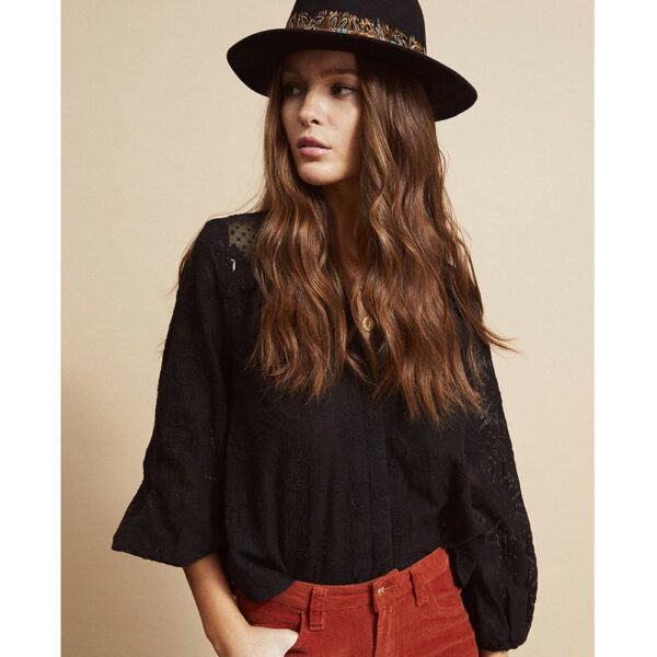 Amenapih Blouse manches longues noire en dentelle Lupin. Top bohème et cowboy à la fois pour femme stylée automne. Acheter boutique Paris et en ligne