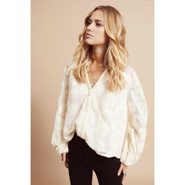 Blouse manches longues écru en dentelle Lupin. Top bohème et cowboy à la fois pour mariée décalée. Acheter boutique Paris et en ligne