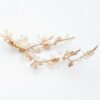 Accessoire de cheveux fleurs dorées et strass Poirier. Bijou de tête mariée doré feuilles, fleurs, perles et strass. Acheter en ligne et boutique Paris