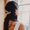 Accessoire de cheveux tiare fleurs dorées et strass Poirier. Bijou de tête mariée doré. Acheter en ligne et boutique Paris