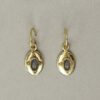 Boucles d'oreille dormeuses sculptées et pierre naturelle. Bijou fait main créatrice bijoux style rétro médailles. Acheter boutique Paris et en ligne