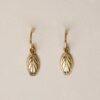 Boucles d'oreille plaqué or pendentif ovale style rétro. Bijou bohème chic en argent plaqué or fait main. Disponible dans notre boutique à Paris et en ligne
