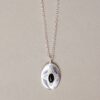 Collier pendentif sculpté et pierre naturelle. Bijou fait main créatrice bijoux style rétro médailles. Acheter boutique Paris et en ligne