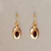 Boucles d'oreille dormeuses sculptées et pierre naturelle. Bijou fait main créatrice bijoux style rétro médailles. Acheter boutique Paris et en ligne
