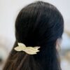 Barrette pour cheveux à décor de feuilles dorées. Accessoire de cheveux doré et stylé pour mariage ou quotidien. Acheter boutique Paris et eshop