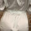 Kimono blanc en satin et dentelle pour mariée. Accessoire mariage préparation mariée. Cadeau EVJF. Acheter boutique Paris et en ligne eshop