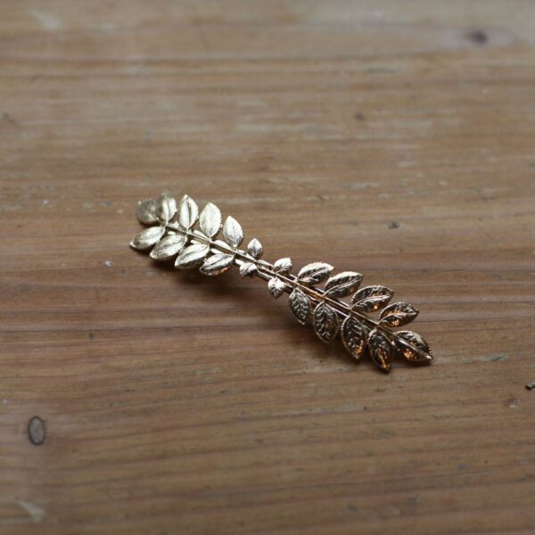 Barrette pour cheveux petites feuilles dorées. Accessoire de cheveux doré et stylé pour mariage ou quotidien. Acheter boutique Paris et eshop