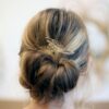 Petit peigne pour cheveux à décor de feuilles dorées. Accessoire de cheveux doré et stylé pour mariage ou quotidien. Acheter boutique Paris et eshop