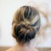 Petit peigne pour cheveux à décor de feuilles dorées. Accessoire de cheveux doré et stylé pour mariage ou quotidien. Acheter boutique Paris et eshop