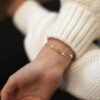 Bracelet fin orné de perles et cristaux. Bijou accessoire mariée créateur fait main en France. Acheter boutique Paris ou en ligne
