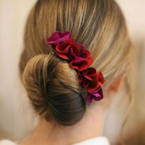 Barrette de fleurs en tissu aux couleurs chaudes. Accessoire de cheveux barrette rouge. Bijou de tête mariage. Acheter boutique Paris et en ligne