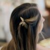 Petite barrette pour cheveux à décor de feuilles dorées. Accessoire de cheveux doré et stylé pour mariage ou quotidien. Acheter boutique Paris et eshop