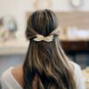 Barrette pour cheveux à décor de feuilles dorées. Accessoire de cheveux doré et stylé pour mariage ou quotidien. Acheter boutique Paris et eshop
