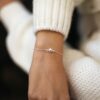 Bracelet fin orné de perles et cristaux. Bijou accessoire mariée créateur fait main en France. Acheter boutique Paris ou en ligne