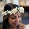 Couronne de fleurs stabilisées hortensia et eucalyptus. Accessoires cheveux ivoire et feuilles pour mariée. Acheter en boutique à Paris et en ligne