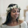 Couronne de fleurs stabilisées hortensia et eucalyptus. Accessoires cheveux ivoire et feuilles pour mariée. Acheter en boutique à Paris et en ligne