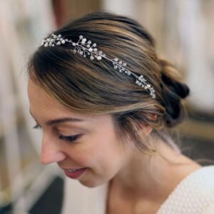 Nebo Couronne de perles pour les cheveux Irina. Accessoire de cheveux argent, bijou de tête strass brillant pour mariage. Acheter boutique Paris et en ligne