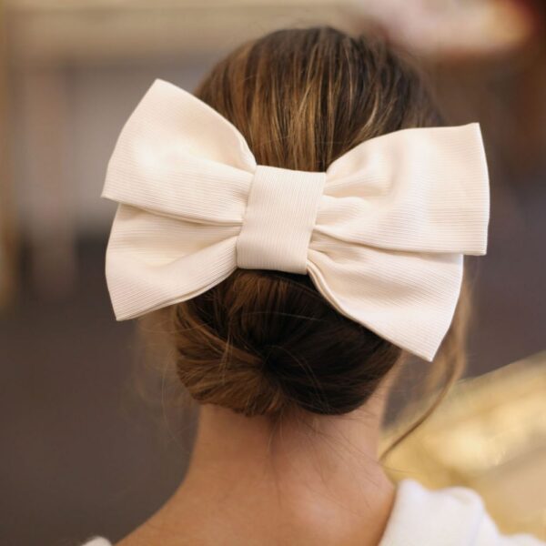 Barrette noeud ivoire oversize. Accessoire de cheveux style noeud blanc. Bijou de tête mariage. Acheter boutique Paris et en ligne