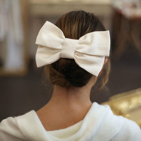 Barrette noeud ivoire oversize. Accessoire de cheveux style noeud blanc. Bijou de tête mariage. Acheter boutique Paris et en ligne